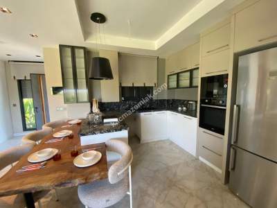 Site İçerisinde Müstakil Tripleks Villa 4+1 13