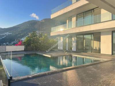Alanya'da Deniz Manzaralı 5+3 Villa 1