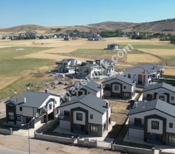 Sivas Esenyurt’ta Satılık Müstakil Bahçeli Villa 340M2 1