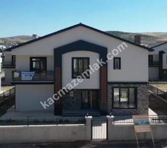 Sivas Esenyurt’ta Satılık Müstakil Bahçeli Villa 340M2 2